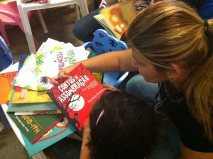 Imagem da notícia - FCecon recebe doação de livros infantis