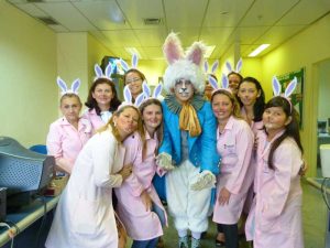 Imagem da notícia - Pacientes em tratamento na FCecon recebem ovos de chocolate durante atividade alusiva à Páscoa