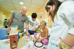 Imagem da notícia - Campeão mundial de jiu-jitsu visita pacientes com câncer na FCecon