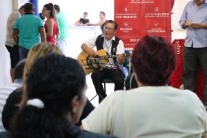 Imagem da notícia - Pacientes da FCecon têm momento de humanização com música ao vivo