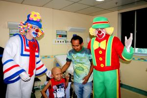 Imagem da notícia - Palhaços Patati Patatá fazem a alegria de pacientes da FCecon