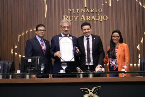 Imagem da notícia - Diretor-presidente da FCecon recebe Medalha Ruy Araújo