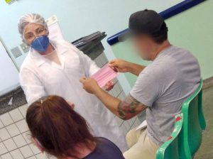 Imagem da notícia - Na FCecon, familiares e pacientes recebem máscaras e álcool líquido 70% durante pandemia de Covid-19