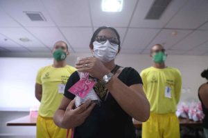 Imagem da notícia - Internos do sistema prisional confeccionam e entregam 200 próteses mamárias a pacientes da FCecon