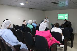 Imagem da notícia - Novos profissionais de enfermagem recebem orientações durante acolhimento na FCecon