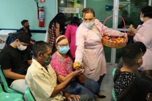 Imagem da notícia - Coelho da Páscoa leva alegria aos pacientes da Fundação Cecon