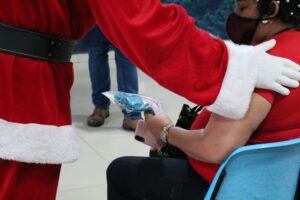 Imagem da notícia - Pacientes da FCecon recebem visita do Papai Noel