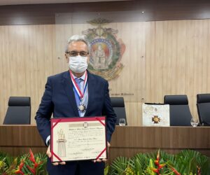 Imagem da notícia - Diretor-presidente da FCecon é condecorado com medalha do Poder Judiciário