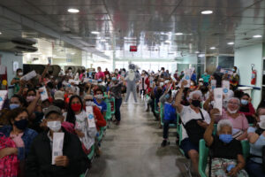 Imagem da notícia - ‘Coelho da Páscoa’ leva alegria aos pacientes da Fundação Cecon