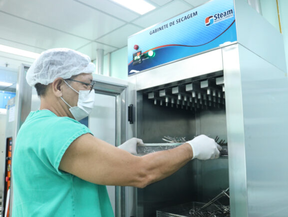 FCecon reforça central de esterilização, com aquisição de gabinete de secagem mais ágil