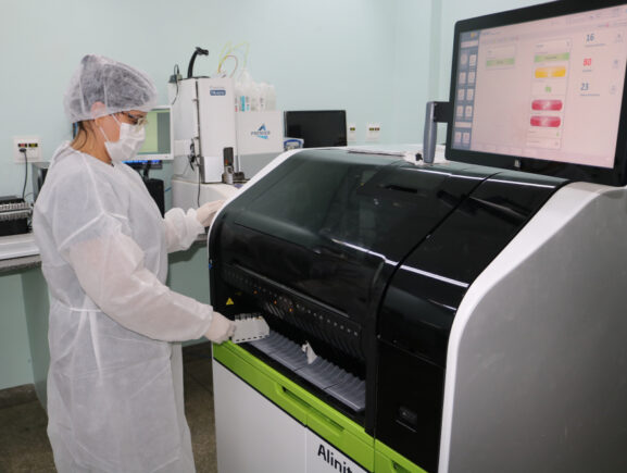 FCecon realiza quase meio milhão de exames laboratoriais de janeiro a agosto de 2025